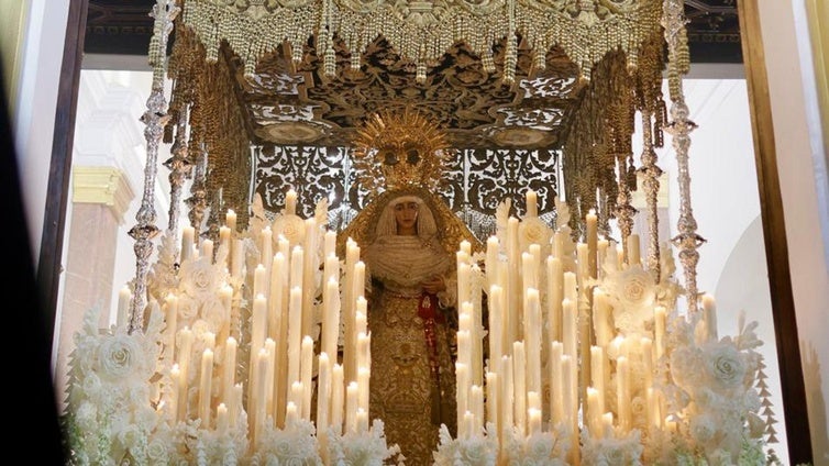 La impresionante petalada a la Esperanza de Triana obliga retirar pétalos del palio a su paso por Reyes Católicos