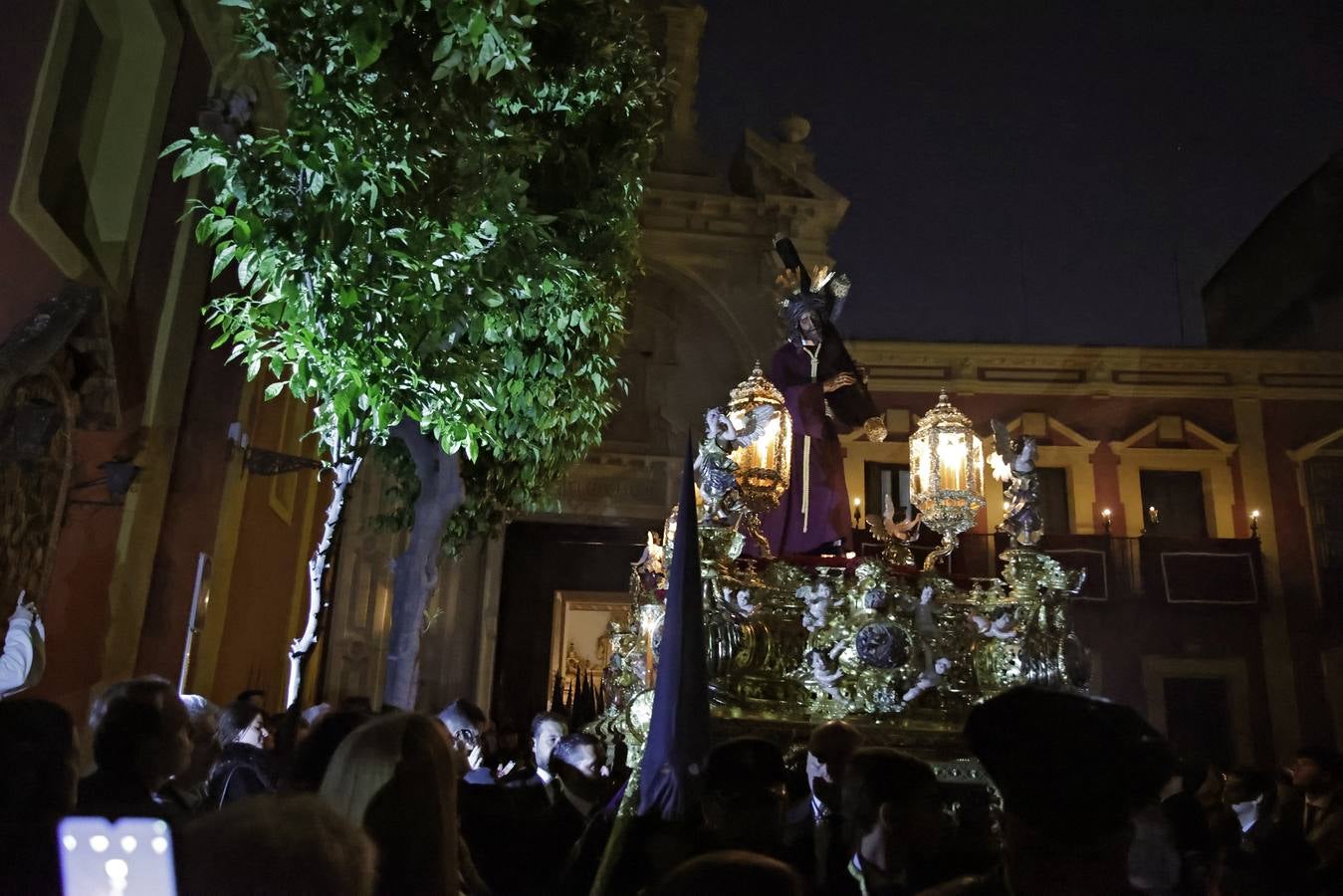 Salida de la Hermandad del Gran Poder en la Semana Santa de Sevilla 2025