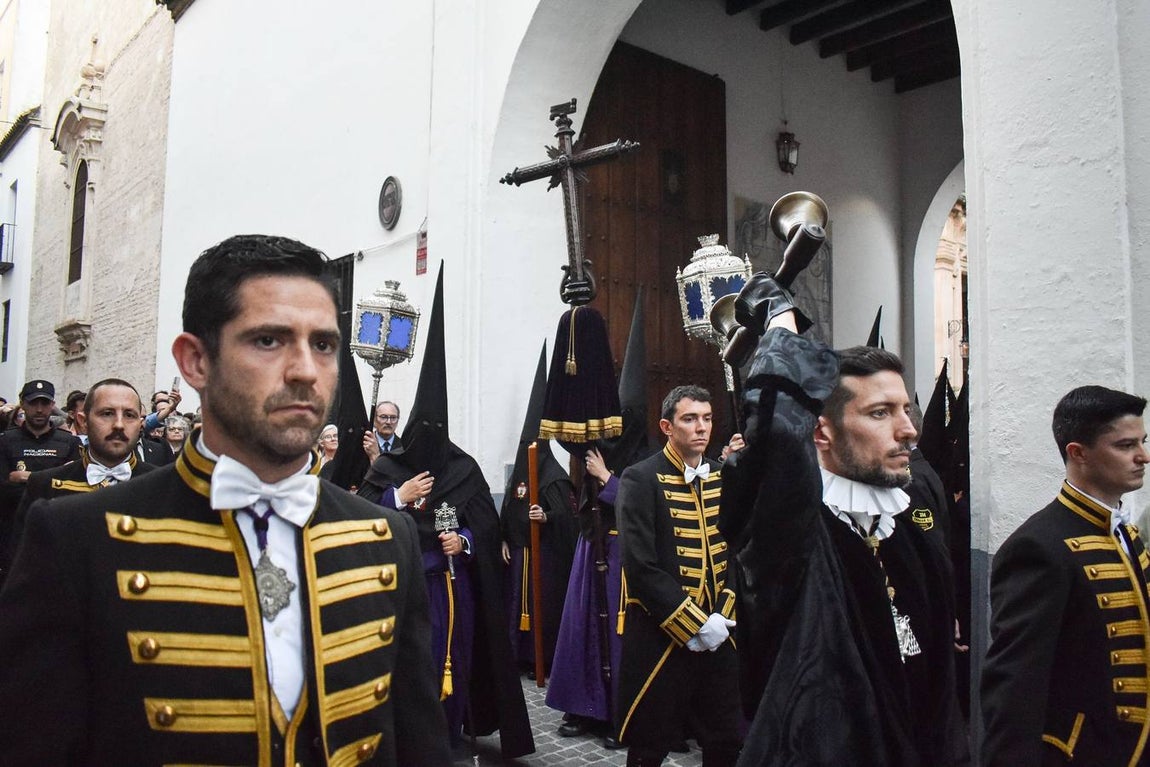 Salida de la Mortaja en la Semana Santa de Sevilla 2025