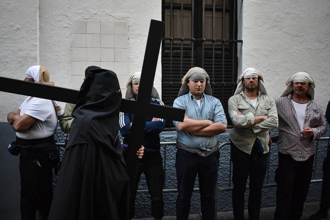Salida de la Mortaja en la Semana Santa de Sevilla 2025