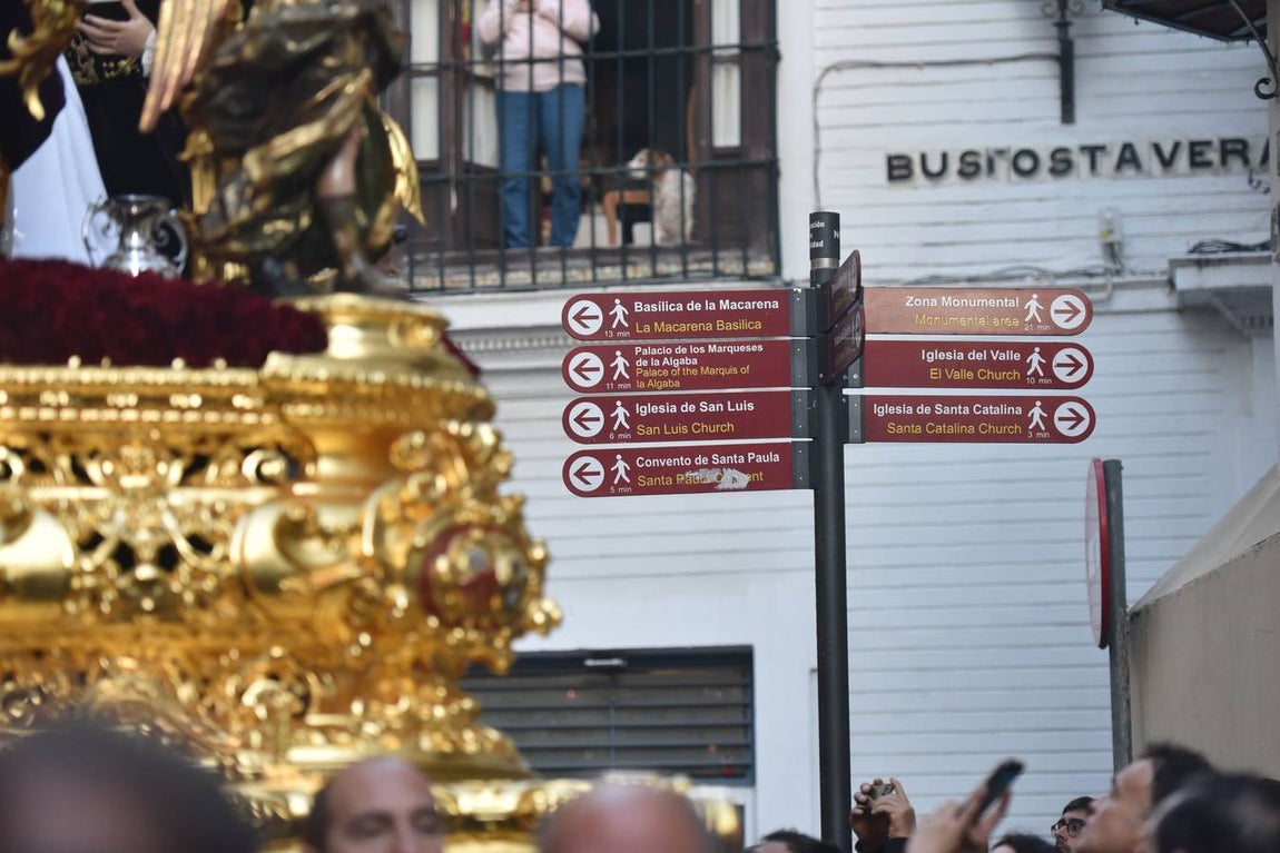 Salida de la Mortaja en la Semana Santa de Sevilla 2025