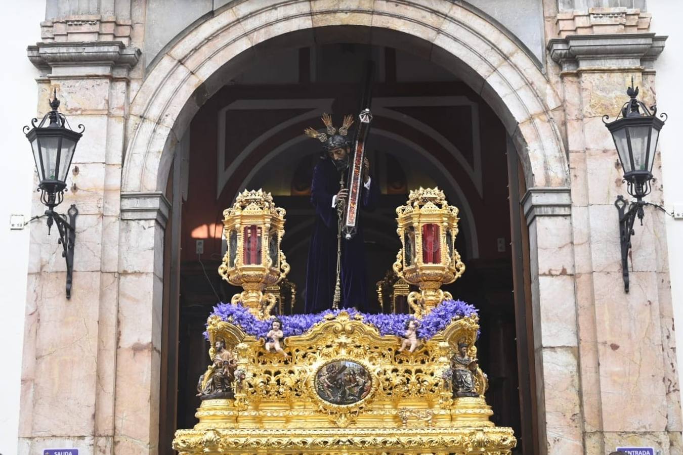 Salida de la Hermandad de La O desde la calle Castilla