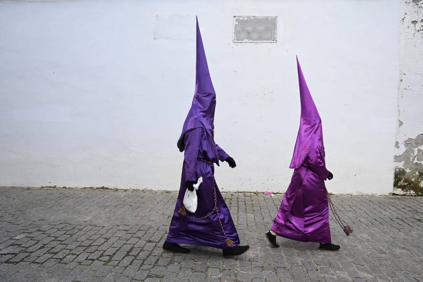 Salida de la Hermandad de La O desde la calle Castilla