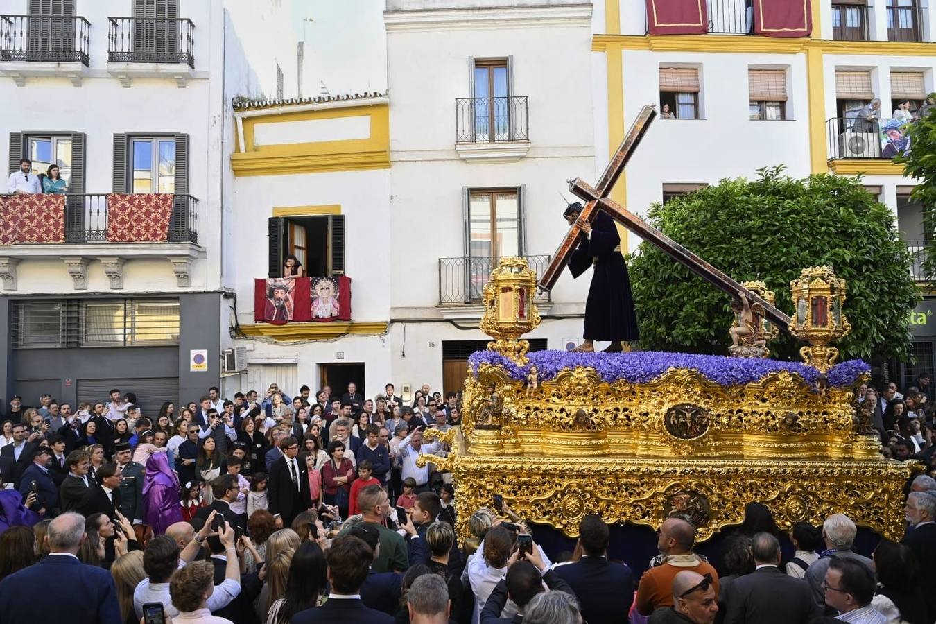 Salida de la Hermandad de La O desde la calle Castilla