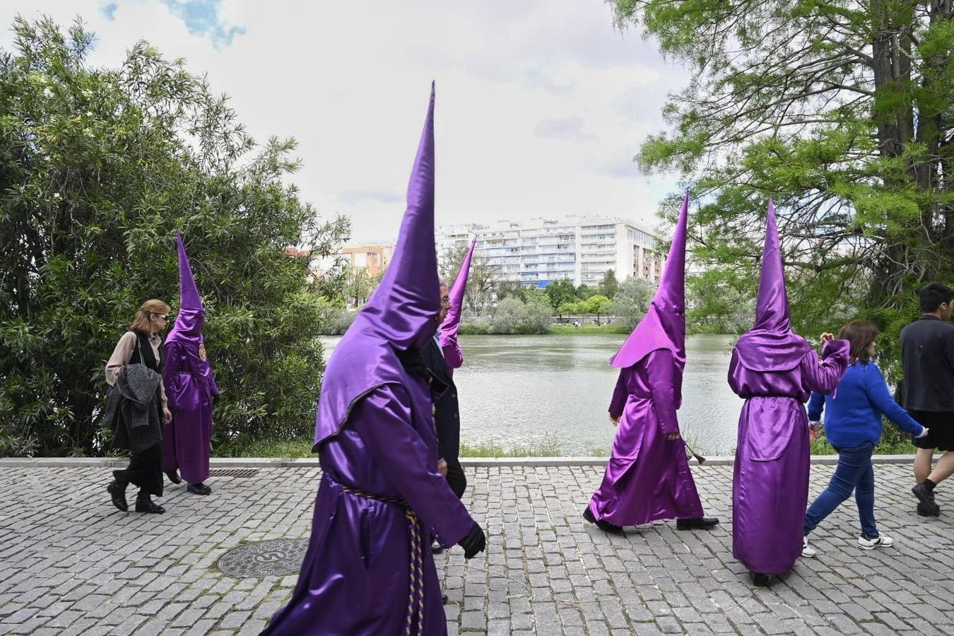 Salida de la Hermandad de La O desde la calle Castilla