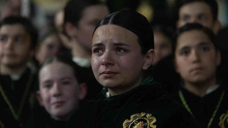 Las caras de emoción copaban la salida de la Esperanza Macarena