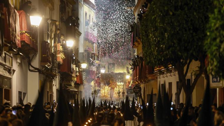 Petalada a la Esperanza de Triana en Pureza