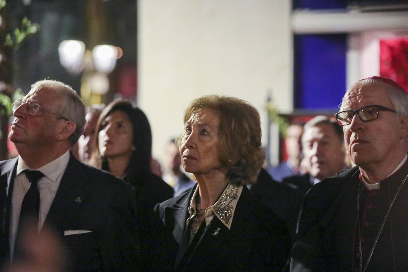 La Reina Sofía en el palquillo viendo el paso del Gran Poder por Carrera Oficial