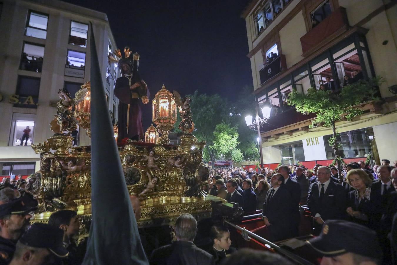 La Reina Sofía en el palquillo viendo el paso del Gran Poder por Carrera Oficial