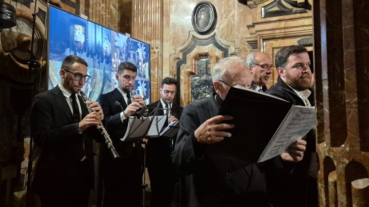 Una quincena de cantores y un trío de viento pusieron la nota musical