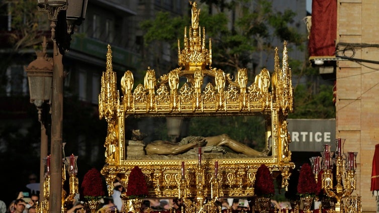 Los mejores lugares para ver las procesiones y hermandades del Sábado Santo en Sevilla este 2025
