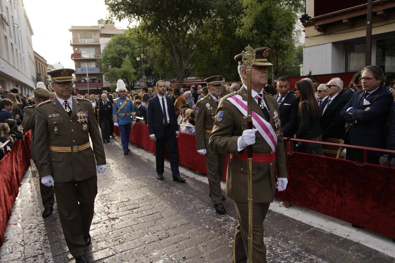 Procesión del Santo Entierro, en la que la hermandad ha estado acompañada por un cortejo con las principales autoridades de los distintos estamentos de la ciudad