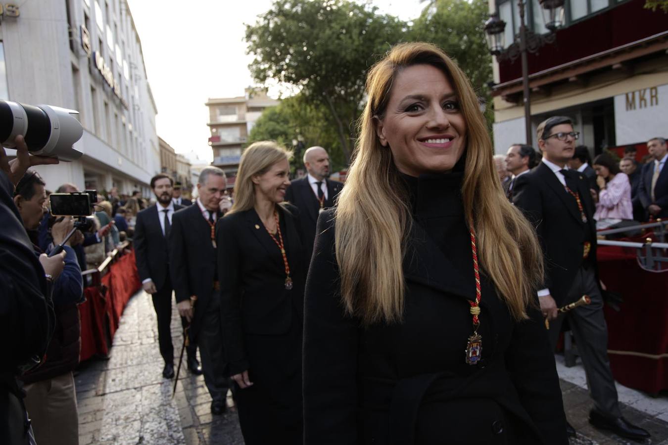 Procesión del Santo Entierro, en la que la hermandad ha estado acompañada por un cortejo con las principales autoridades de los distintos estamentos de la ciudad