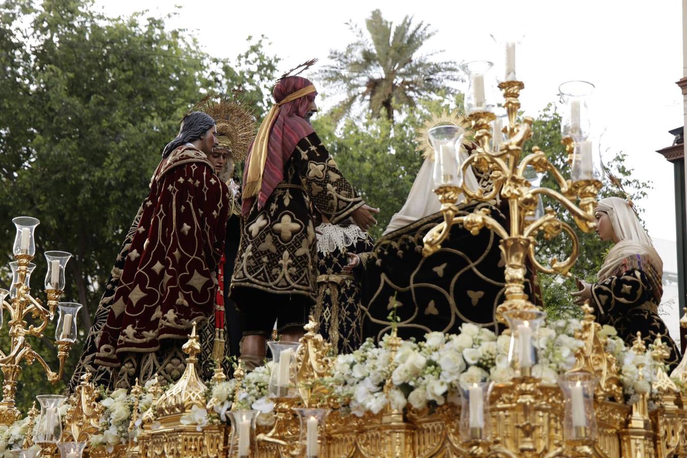 Procesión del Santo Entierro, en la que la hermandad ha estado acompañada por un cortejo con las principales autoridades de los distintos estamentos de la ciudad