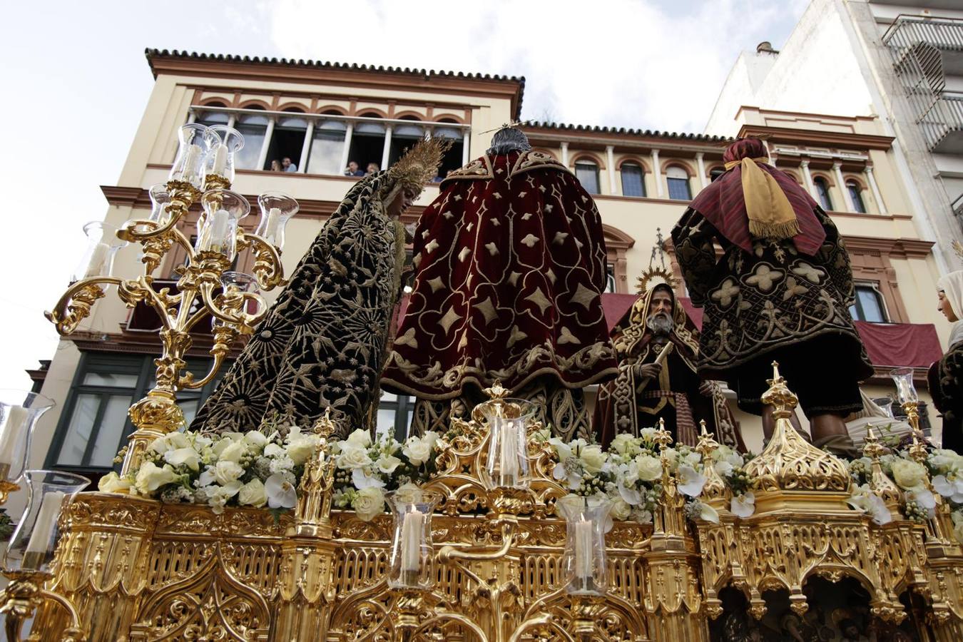 Procesión del Santo Entierro, en la que la hermandad ha estado acompañada por un cortejo con las principales autoridades de los distintos estamentos de la ciudad