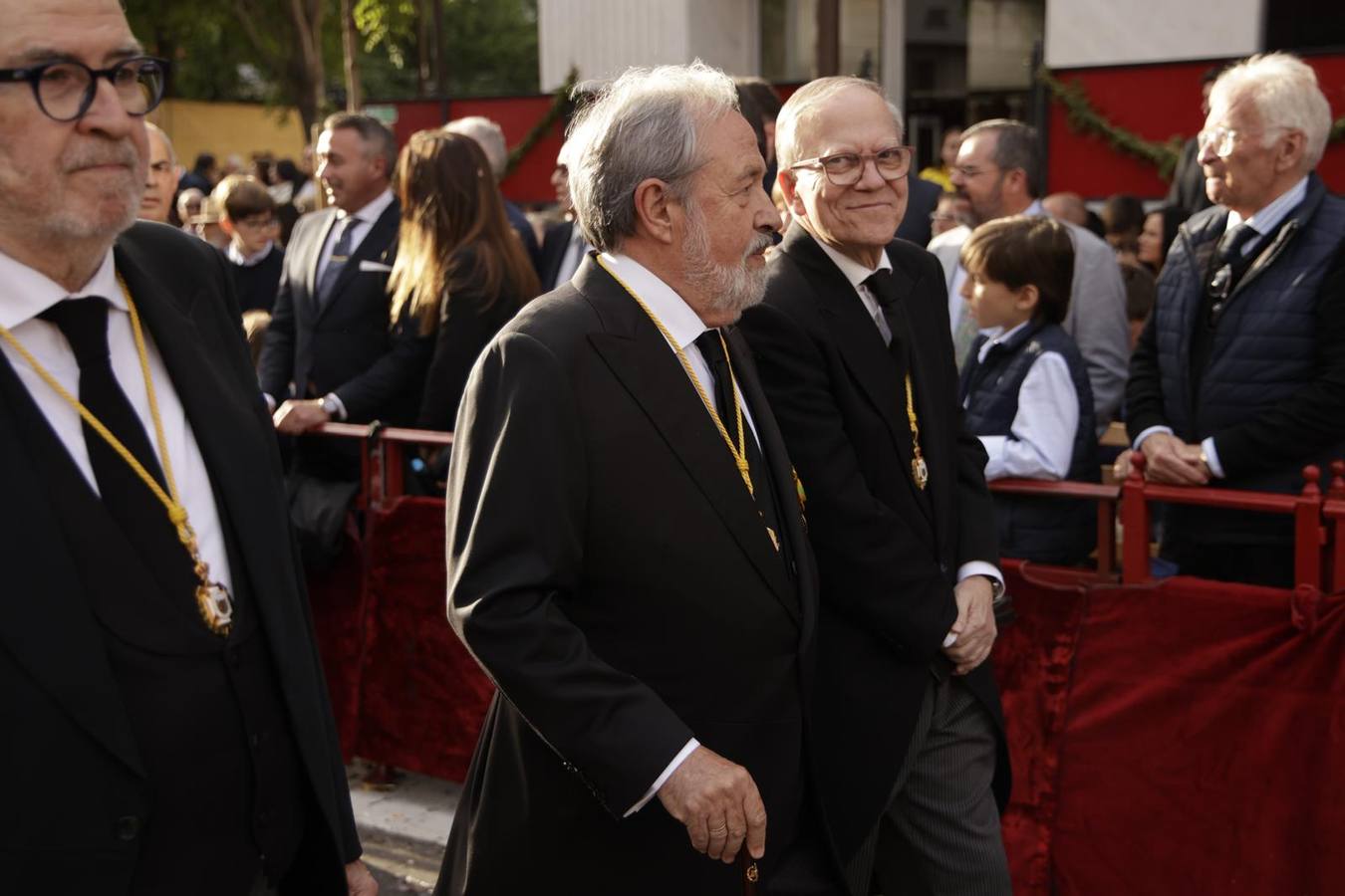 Procesión del Santo Entierro, en la que la hermandad ha estado acompañada por un cortejo con las principales autoridades de los distintos estamentos de la ciudad