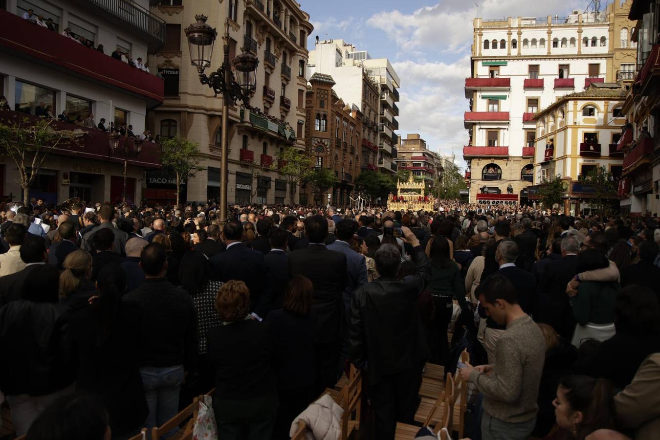 Procesión del Santo Entierro, en la que la hermandad ha estado acompañada por un cortejo con las principales autoridades de los distintos estamentos de la ciudad