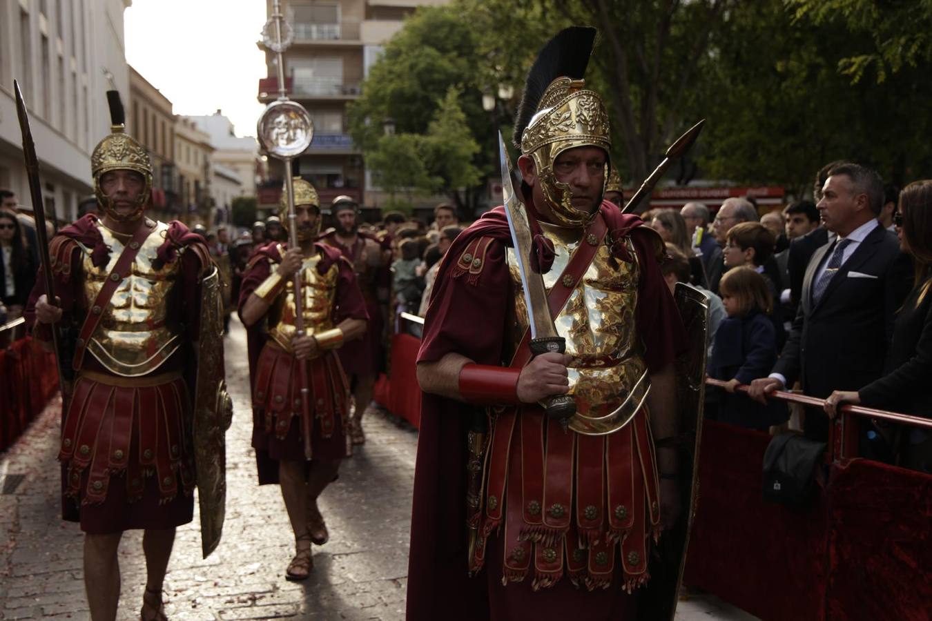 Procesión del Santo Entierro, en la que la hermandad ha estado acompañada por un cortejo con las principales autoridades de los distintos estamentos de la ciudad