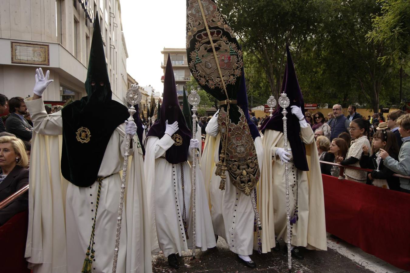 Procesión del Santo Entierro, en la que la hermandad ha estado acompañada por un cortejo con las principales autoridades de los distintos estamentos de la ciudad