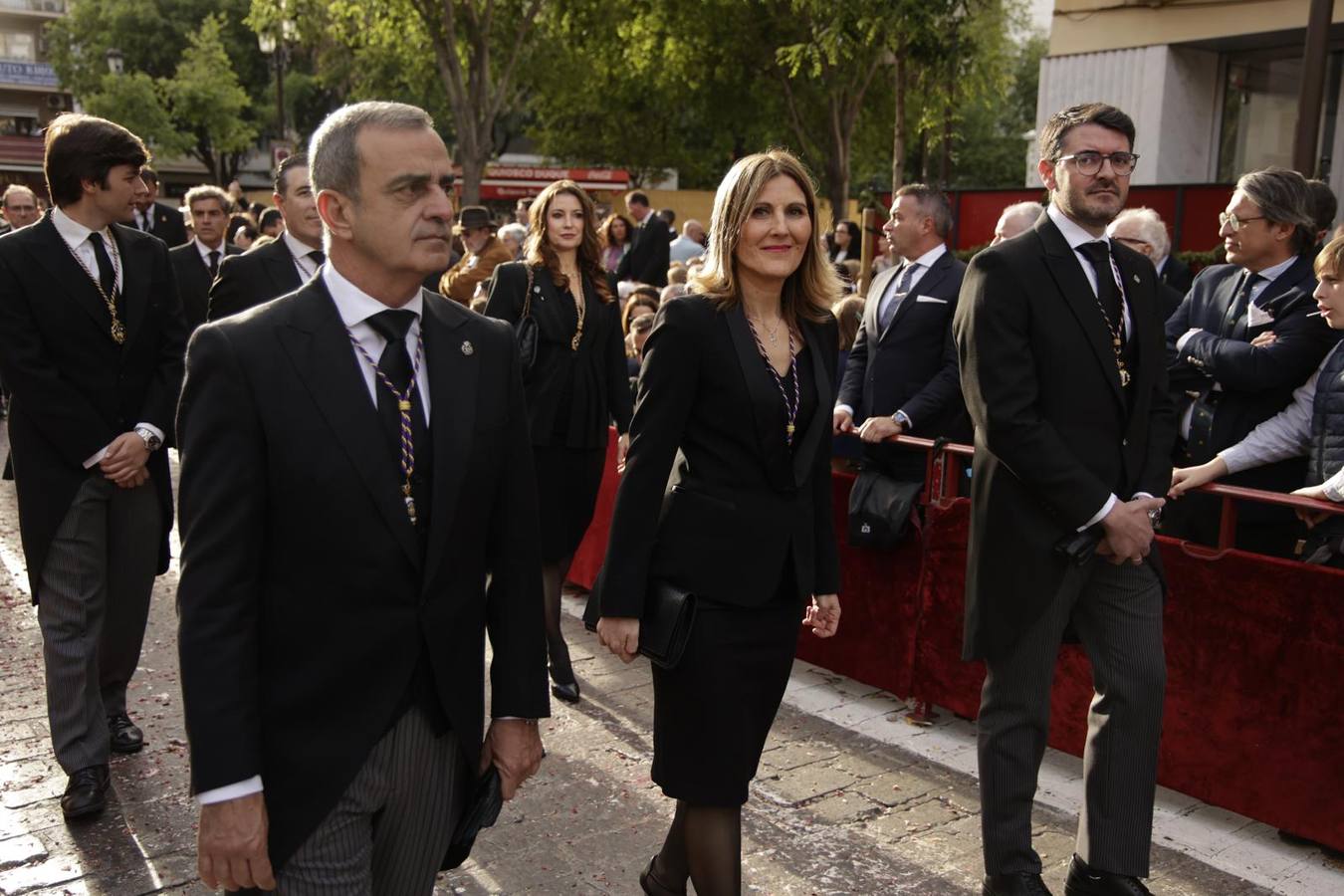 Procesión del Santo Entierro, en la que la hermandad ha estado acompañada por un cortejo con las principales autoridades de los distintos estamentos de la ciudad