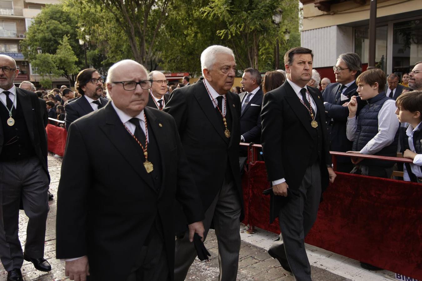 Procesión del Santo Entierro, en la que la hermandad ha estado acompañada por un cortejo con las principales autoridades de los distintos estamentos de la ciudad