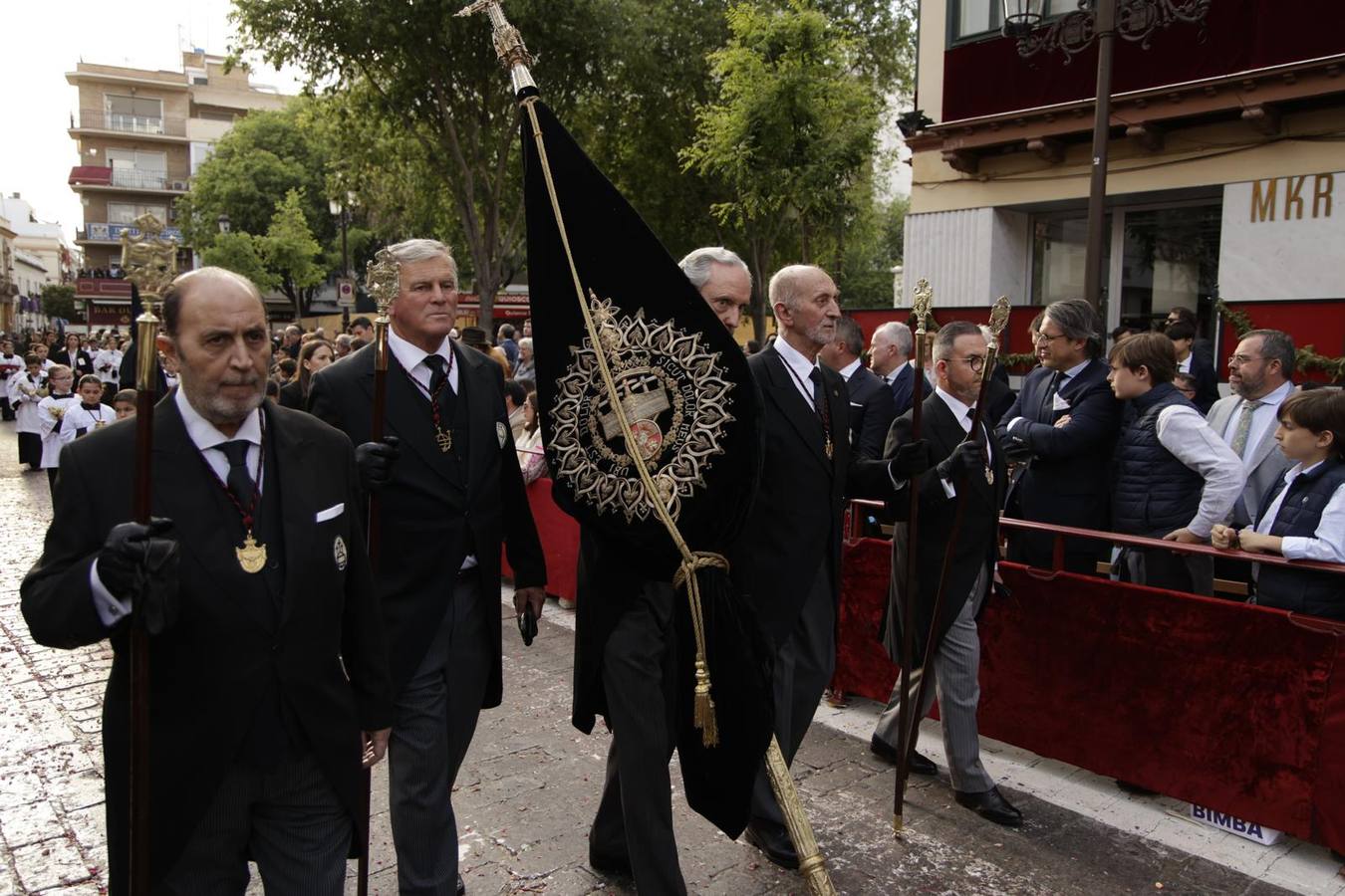 Procesión del Santo Entierro, en la que la hermandad ha estado acompañada por un cortejo con las principales autoridades de los distintos estamentos de la ciudad