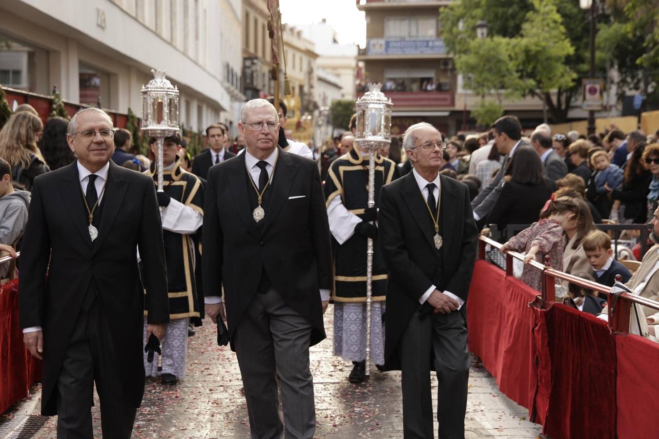 Procesión del Santo Entierro, en la que la hermandad ha estado acompañada por un cortejo con las principales autoridades de los distintos estamentos de la ciudad