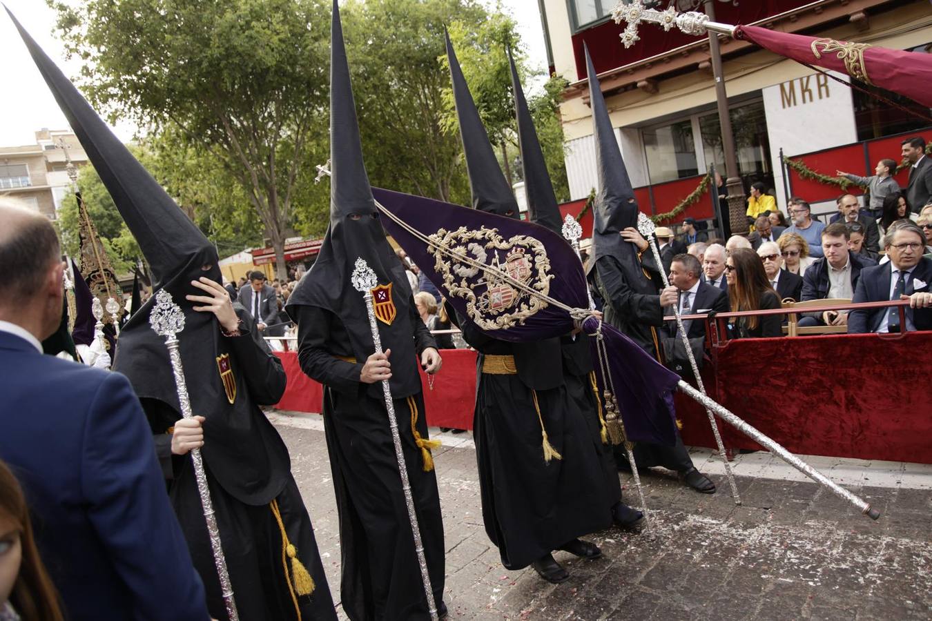 Procesión del Santo Entierro, en la que la hermandad ha estado acompañada por un cortejo con las principales autoridades de los distintos estamentos de la ciudad