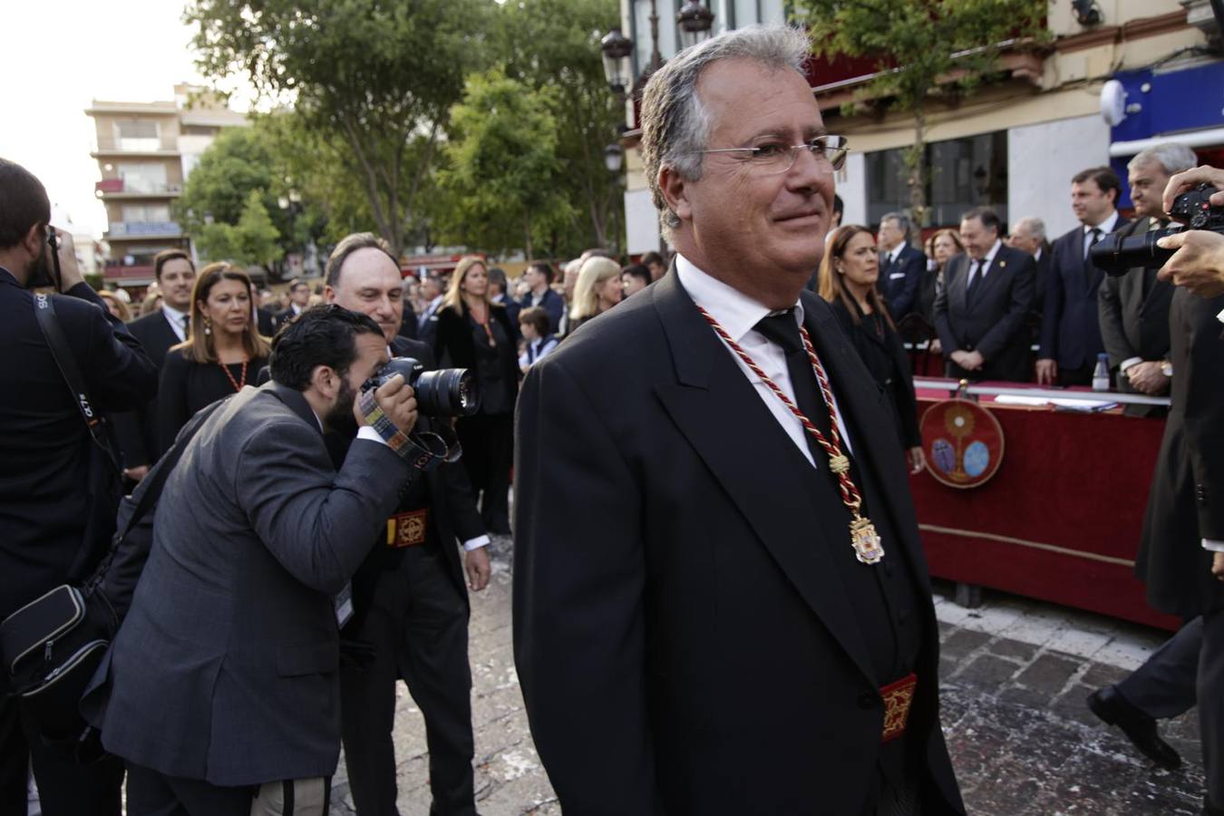 Procesión del Santo Entierro, en la que la hermandad ha estado acompañada por un cortejo con las principales autoridades de los distintos estamentos de la ciudad