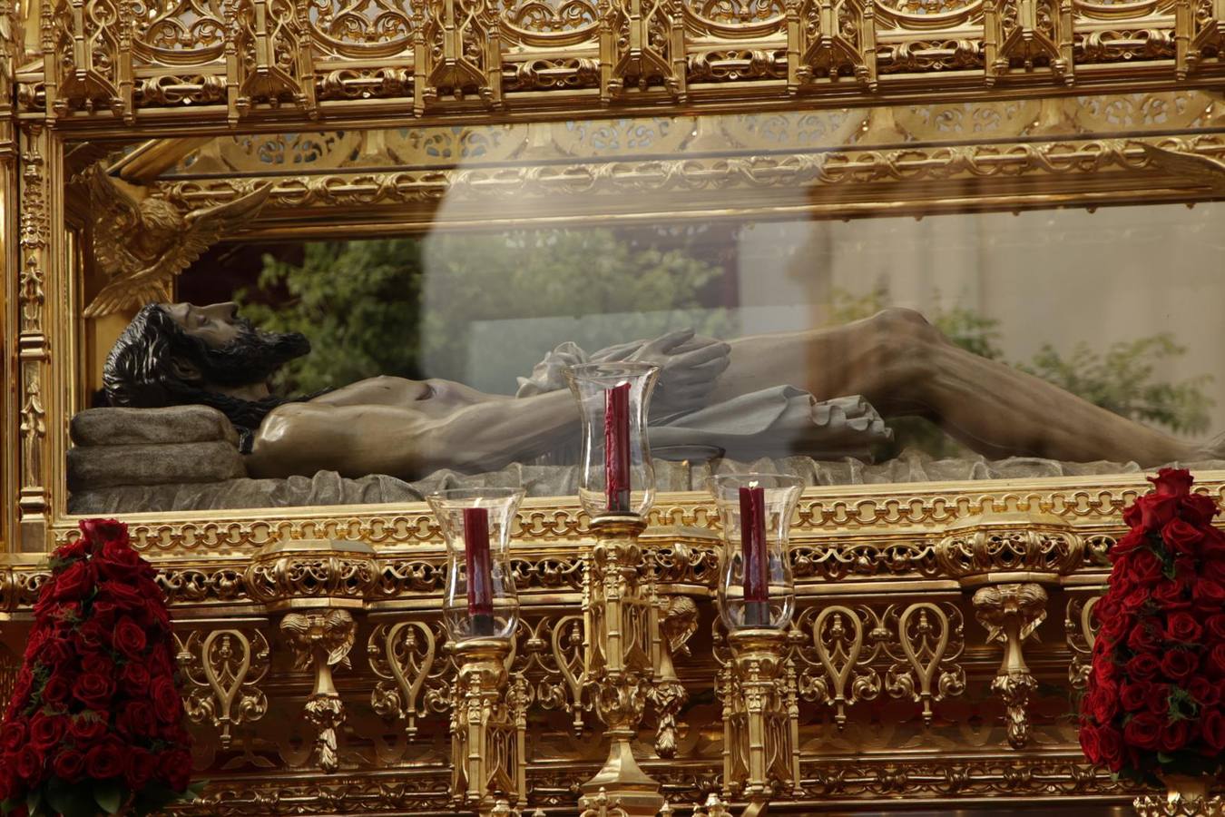 Procesión del Santo Entierro, en la que la hermandad ha estado acompañada por un cortejo con las principales autoridades de los distintos estamentos de la ciudad