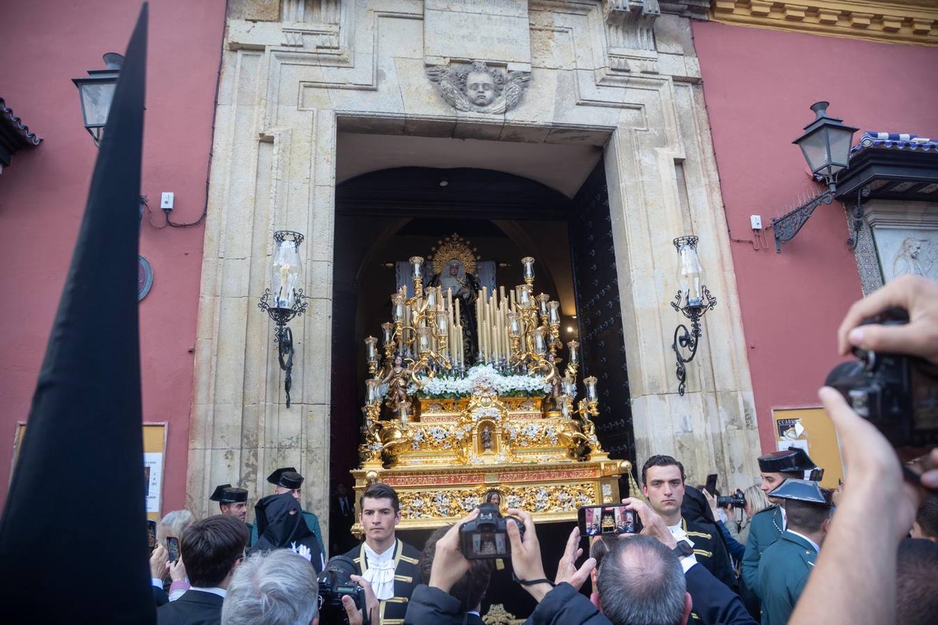 Salida de la hermandad de la Soledad, este Sábado Santo