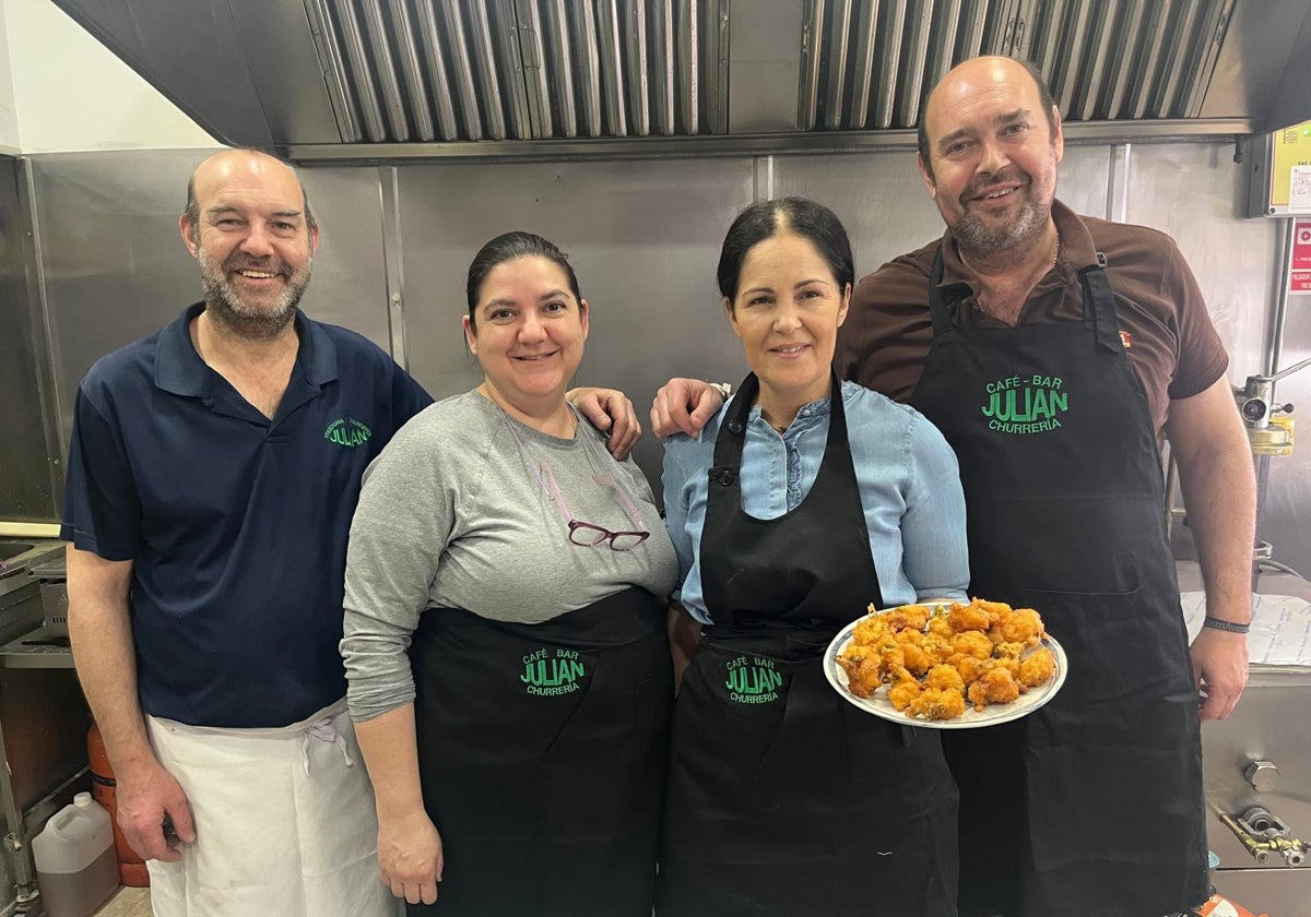 Enrique, Aurora, Macarena y Alberto, de Bar Julián, con una bandeja de tarbinas