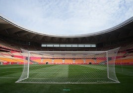 Juanma Moreno visita el remodelado Estadio de la Cartuja y se atreve con unas pataditas al balón