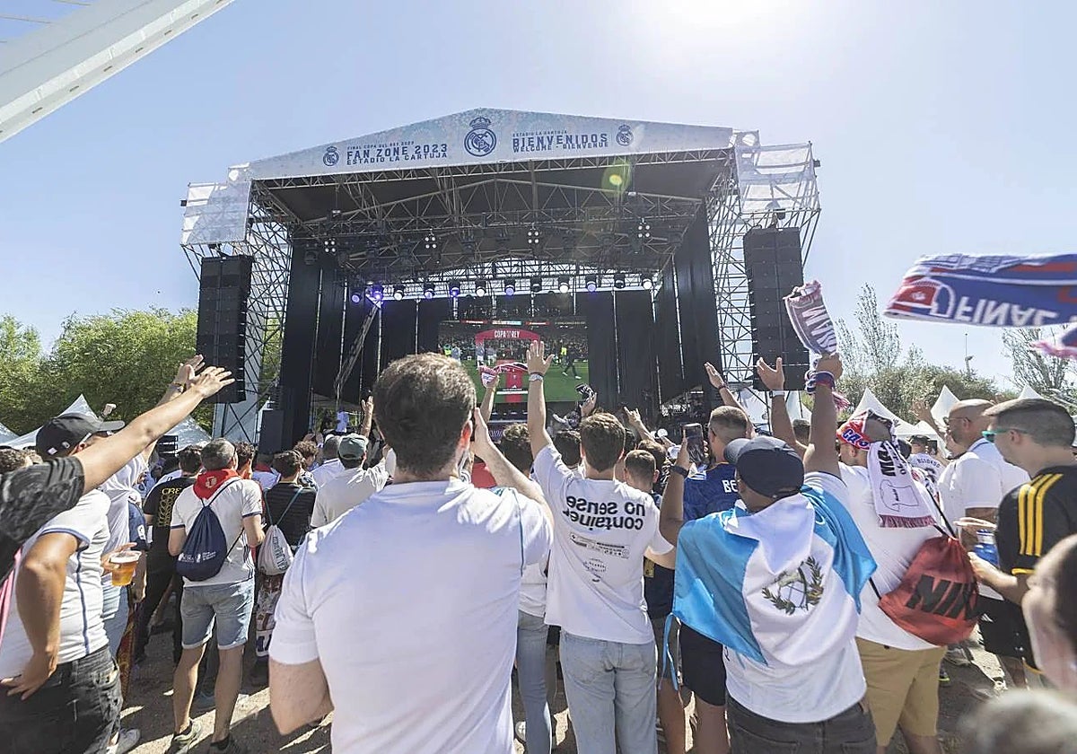 Aficionados madridistas en la 'fan zone' de la Final de Copa del Rey de 2023 en Sevilla