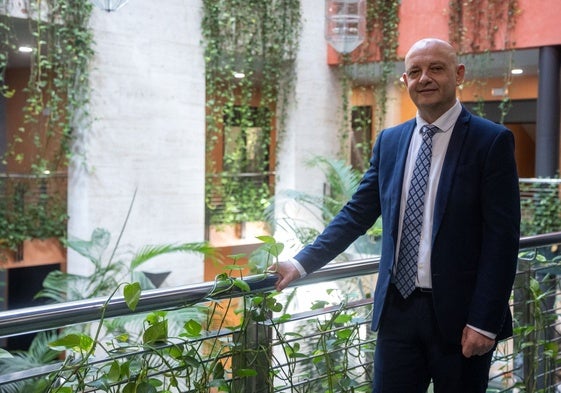 Francisco Rodríguez, alcalde de Dos Hermanas, posa en el patio interior del ayuntamiento de la localidad