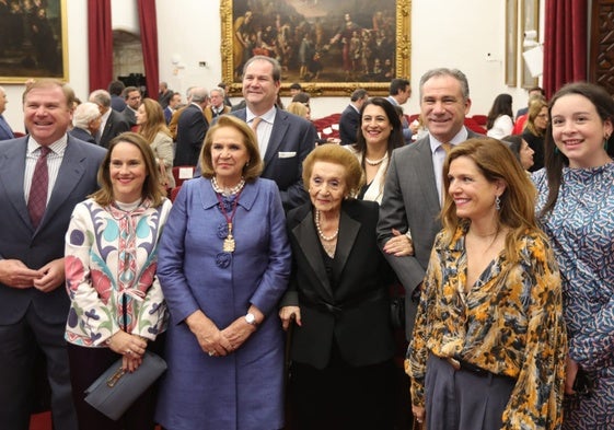 Concha Yoldi con la Medalla de Oro de la Universidad de Sevilla