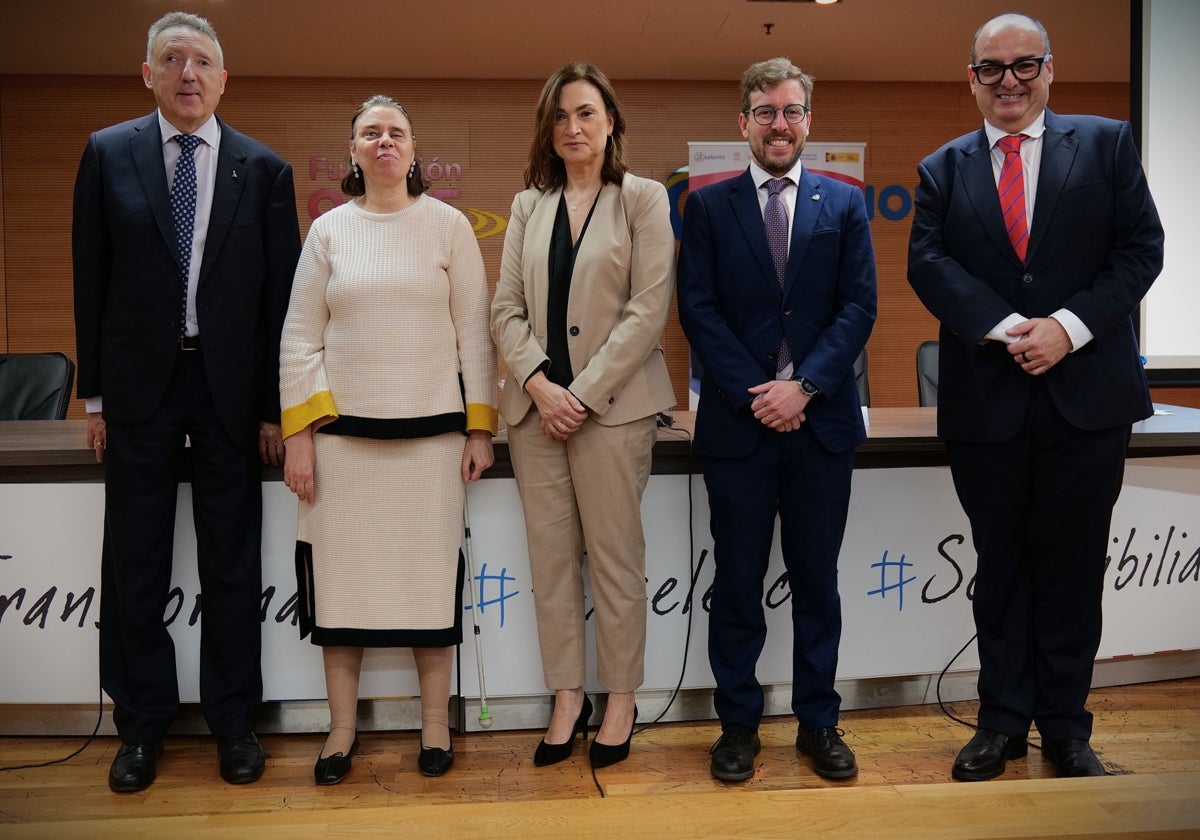 Los encargados de presentar este informe de la Fundación Once, posan ante los medios