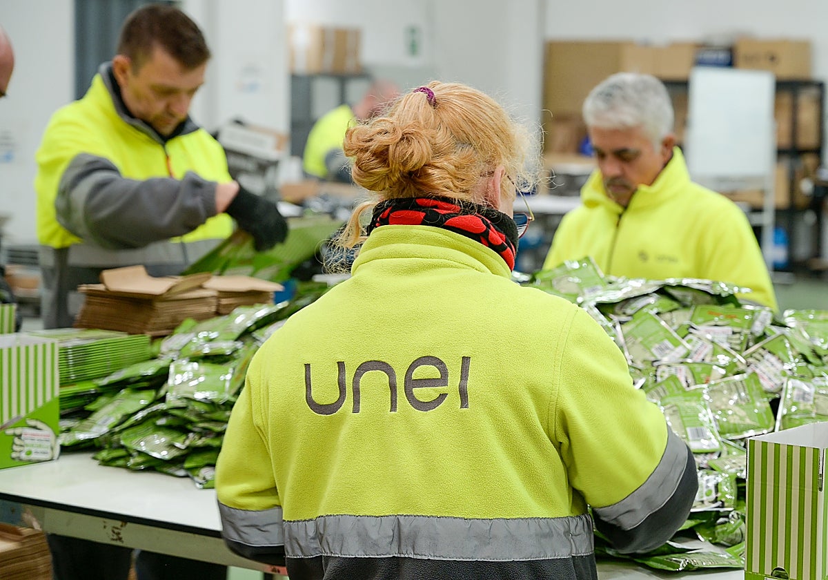 Una empleada de UNEI en las instalaciones de la firma