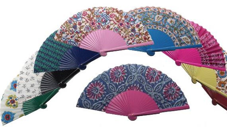 Abanicos de varios colores y tonos