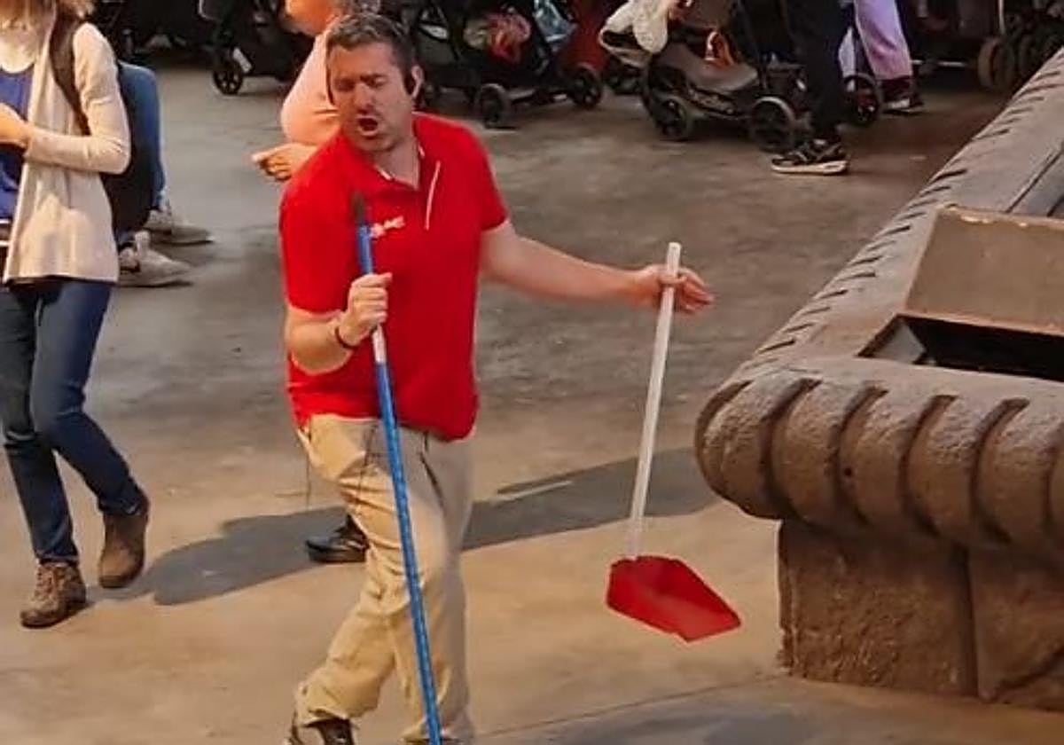 Carlos Martínez interpreta una canción en El Fuerte de Isla Mágica