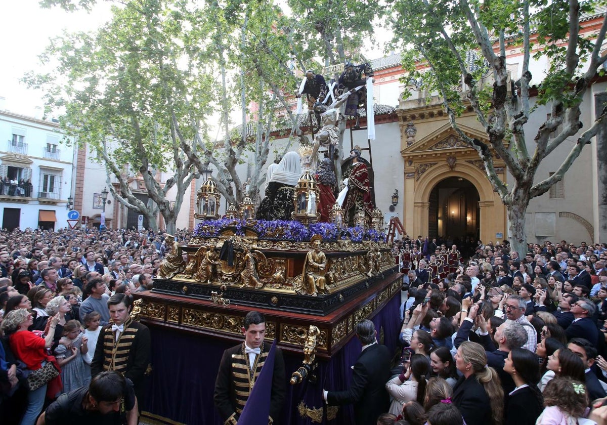 El misterio de la Quinta Angustia saliendo de la Magdalena