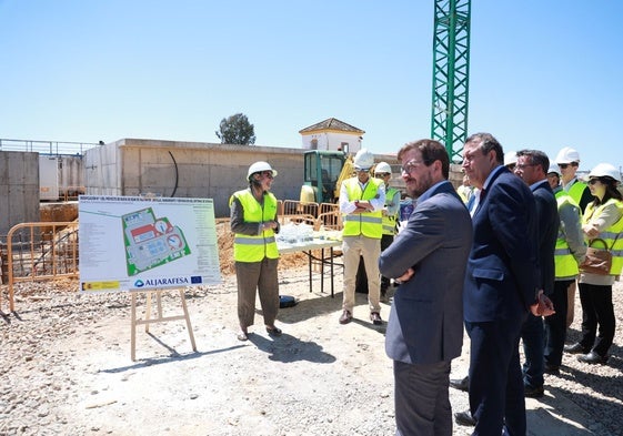 Francisco Toscano, en primer plano, contempla las obras de la nueva EDAR de Isla Mayor