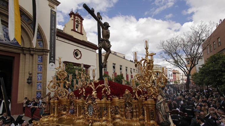 El Cachorro saliendo de su basílica a sones de La Puebla