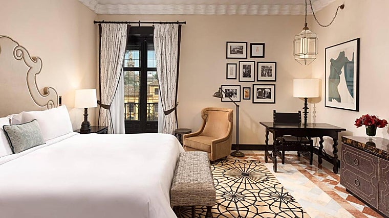 Imagen de una de las habitaciones del Hotel Alfonso XIII, el cual presenta el precio más alto en Sevilla durante la semana de Feria