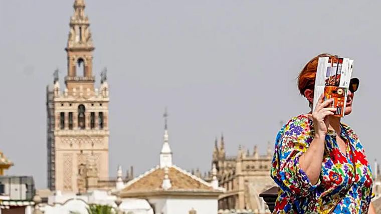 Una mujer pasea por Triana un día soleado