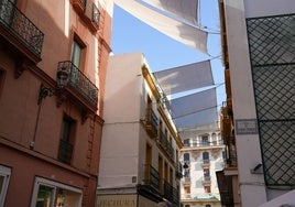 El Ayuntamiento instala toldos en 26 calles del centro de Sevilla