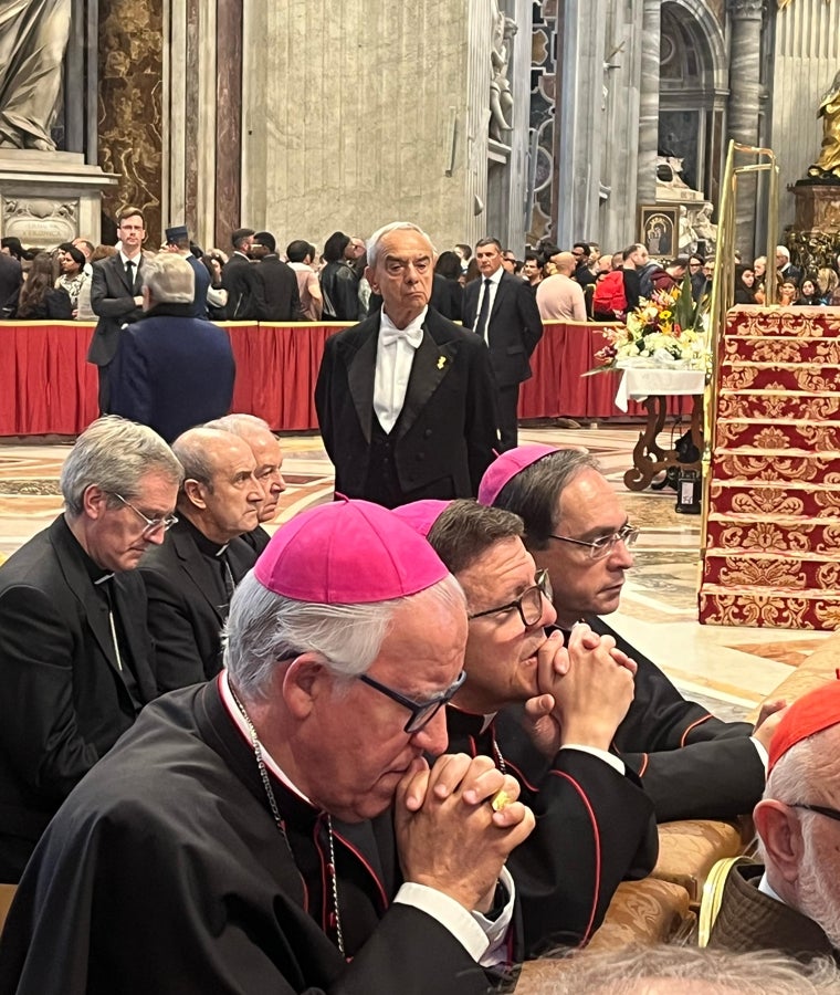 El arzobispo de Sevilla reza ante el féretro del Papa Francisco en Roma
