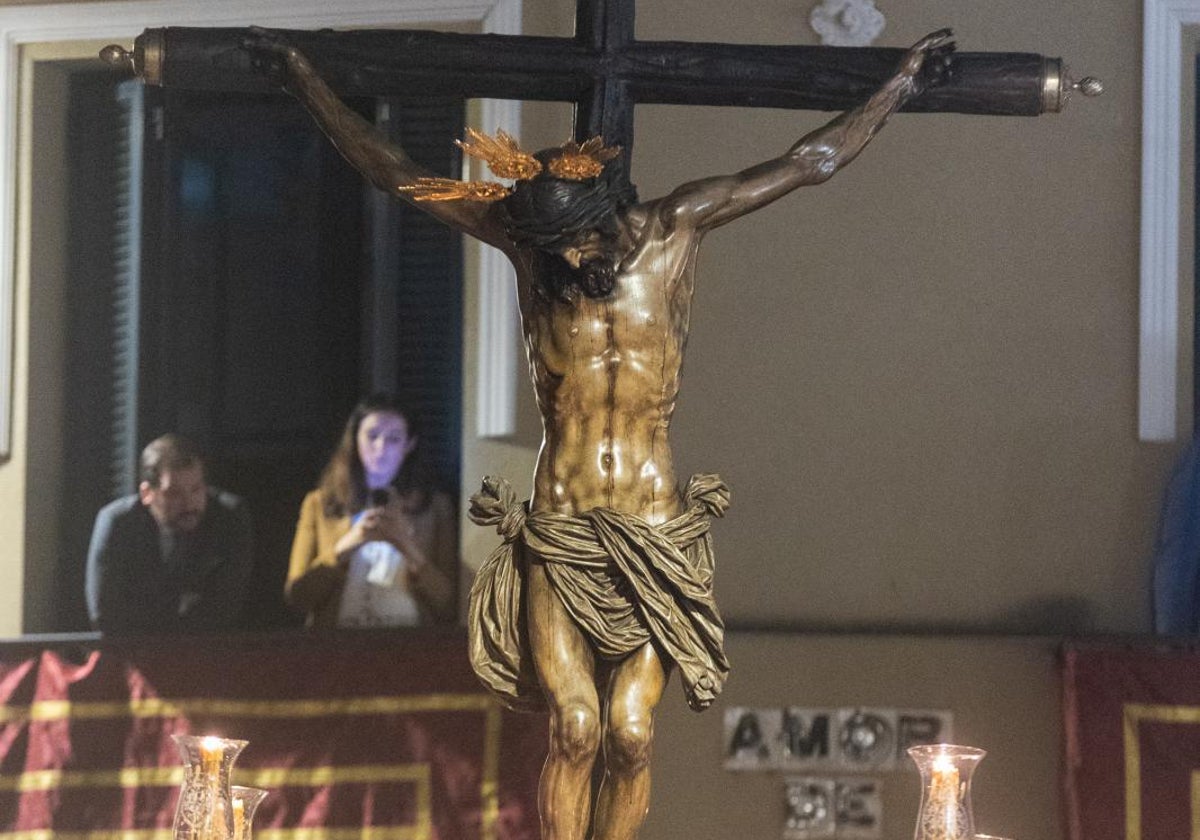 La hermandad del Cristo del Amor atravesó la carrera oficial sin apenas público y el palio salió de la Catedral en torno a las 2 de la madrugada