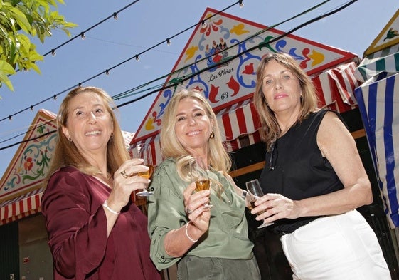 Charo Barrera, Carmen Barragán y Marga Blanco, socias de la caseta 'Las Niñas'