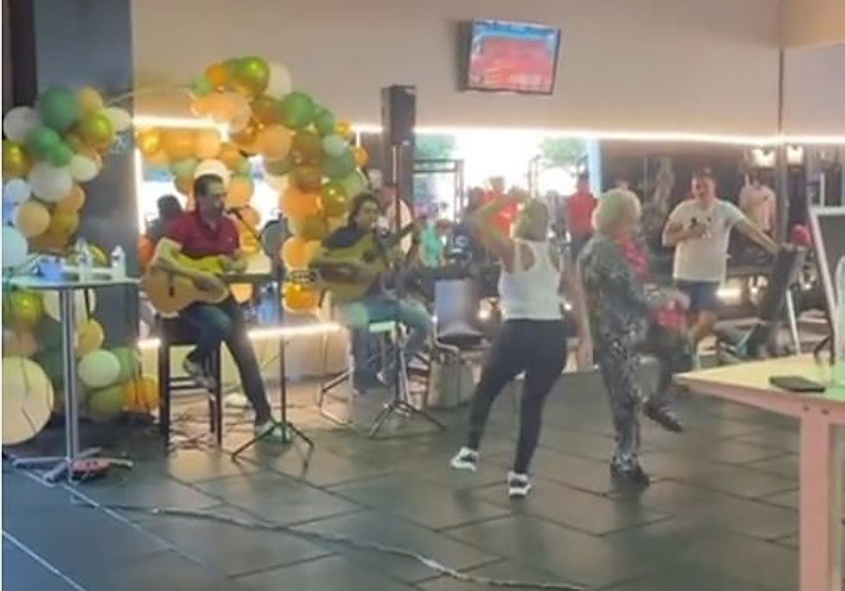 El usuario @jaiimemuuñozz se encontró este «tablao flamenco» en el gimnasio